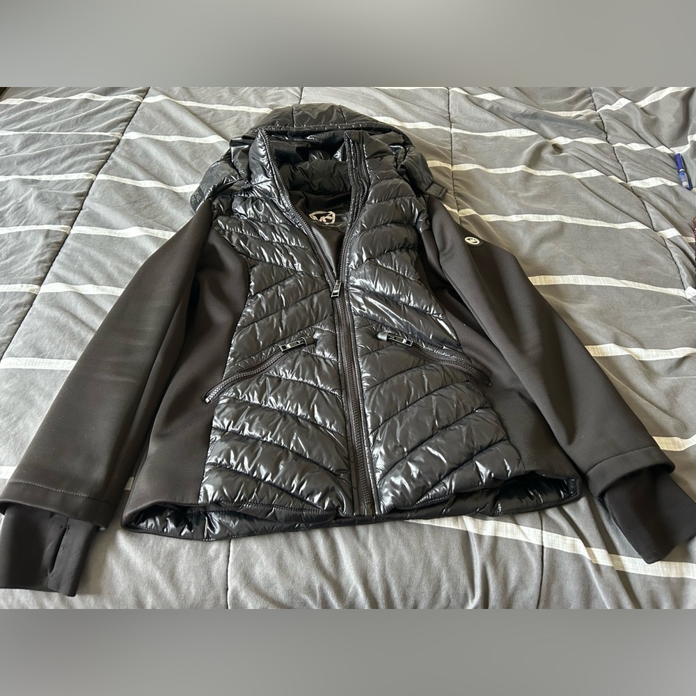 I’m selling a Michael, by Michael Kors jacket, it’s in great condition